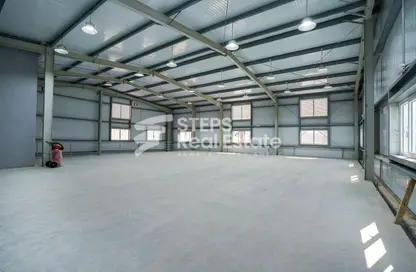 مخزن - استوديو - 8 حمامات للايجار في شارع الصناعية الشرقي - بركة العوامر - الوكرة