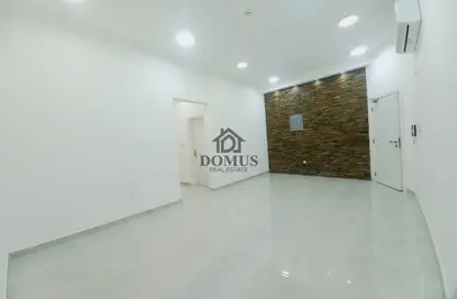 شقة - 2 غرف نوم - 2 حمامات للايجار في شارع ثابت بن زايد - المنصورة - الدوحة