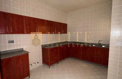 شقة - 3 غرف نوم - 2 حمامات للايجار في شارع المطار القديم - طريق المطار القديم - الدوحة