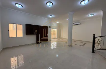 Villa - 4 Bedrooms - 3 Bathrooms for rent in Umm Al Seneem Street - Ain Khaled - Doha