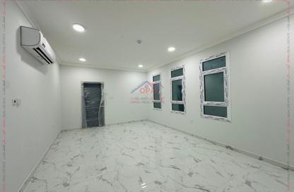 Apartment - 3 Bedrooms - 2 Bathrooms for rent in Umm Ghwailina Comm - Umm Ghuwalina - Umm Ghuwailina - Doha