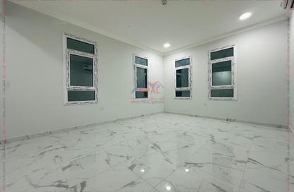 Apartment - 3 Bedrooms - 2 Bathrooms for rent in Umm Ghwailina Comm - Umm Ghuwalina - Umm Ghuwailina - Doha