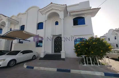 فيلا - 5 غرف نوم - 2 حمامات للايجار في شارع النعيجة - غرب الهلال - الهلال - الدوحة