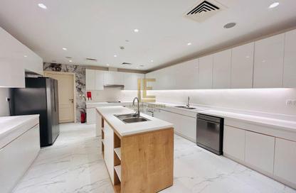 Villa - 5 Bedrooms - 6 Bathrooms for rent in The Pearl Island - Doha