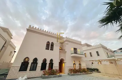 Villa - 5 Bedrooms - 6 Bathrooms for rent in The Pearl Island - Doha