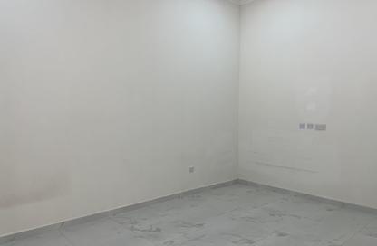 Villa - Studio - 1 Bathroom for rent in Umm Al Seneem Street - Ain Khaled - Doha