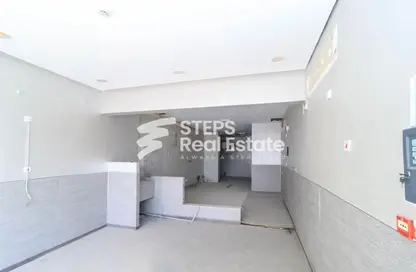 Shop - Studio for rent in Al Hanaa Street - Al Gharrafa - Doha
