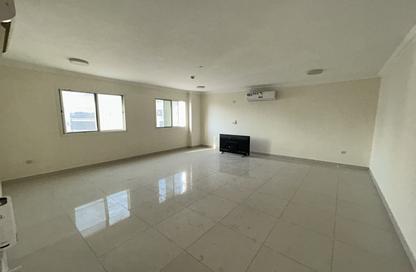 Apartment - 2 Bedrooms - 2 Bathrooms for rent in Umm Ghuwailina 4 - Umm Ghuwailina - Doha