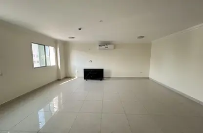 Apartment - 2 Bedrooms - 2 Bathrooms for rent in Umm Ghuwailina 4 - Umm Ghuwailina - Doha