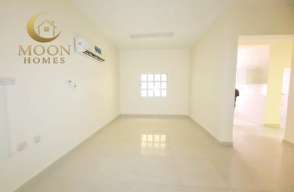 Apartment - 2 Bedrooms - 1 Bathroom for rent in Umm Ghwailina Comm - Umm Ghuwalina - Umm Ghuwailina - Doha