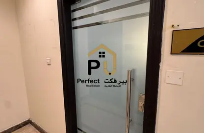 Office Space - 4 Bedrooms - 1 Bathroom for rent in Madinat Khalifa - Doha