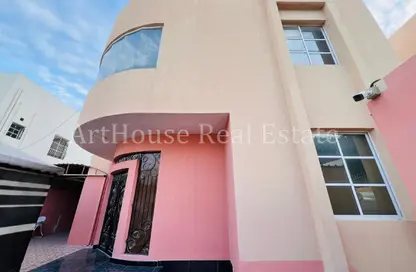 فيلا - 7 غرف نوم - 7 حمامات للايجار في شمال الدحيل - الدحيل - الدوحة