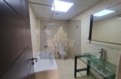 Apartment - 3 Bedrooms - 2 Bathrooms for rent in Al Salam Tower - Corniche Road - Corniche Road - Doha