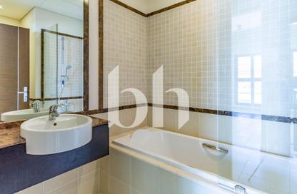 Apartment - 2 Bedrooms - 3 Bathrooms for rent in Carnaval - Qanat Quartier - The Pearl Island - Doha