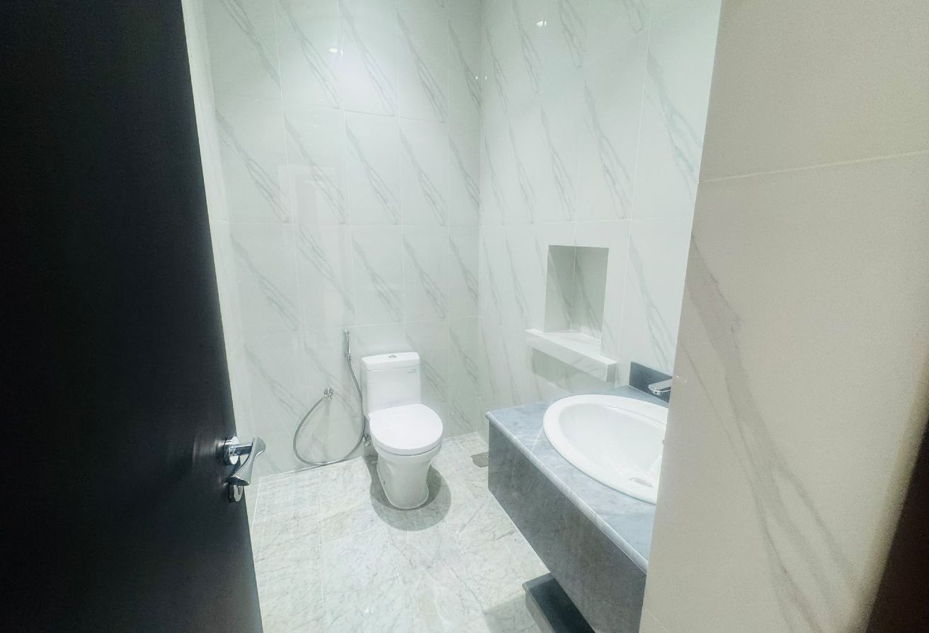 Brand New 3bhk Apartent | Ready to Move | Foxhills thumbnail 12