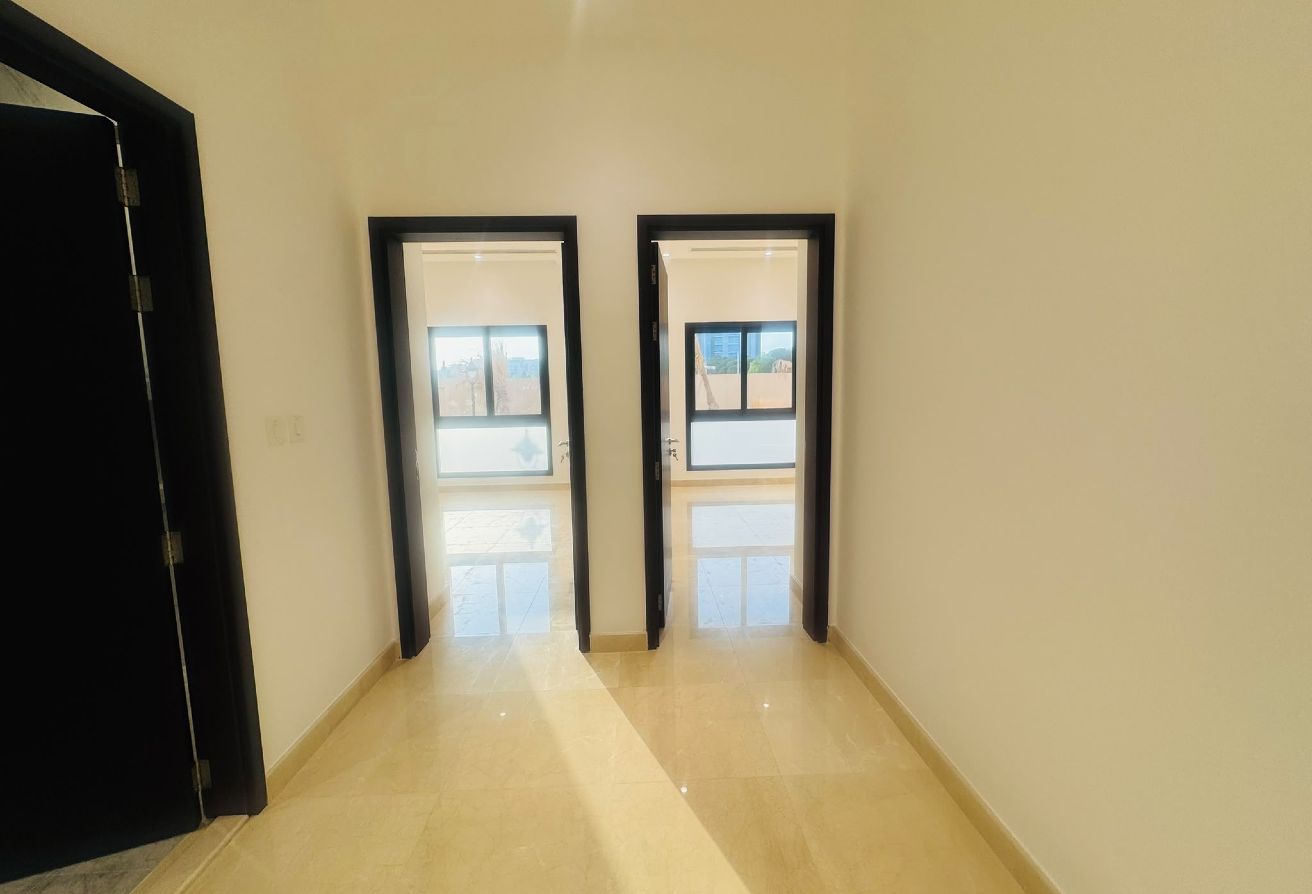 Brand New 3bhk Apartent | Ready to Move | Foxhills thumbnail 5
