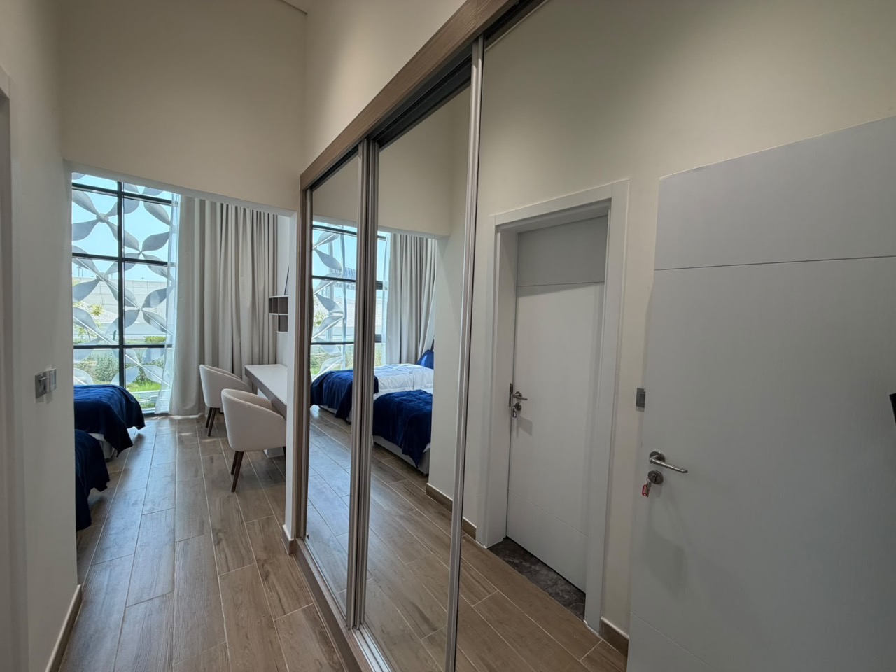 Well-equipped Apartment with Shared Pool and Gym thumbnail 9