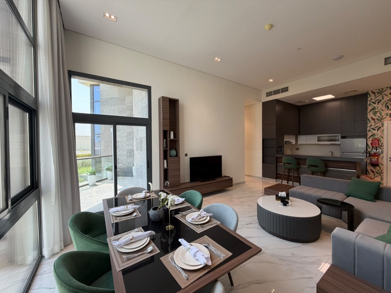 Well-equipped Apartment with Shared Pool and Gym thumbnail 2