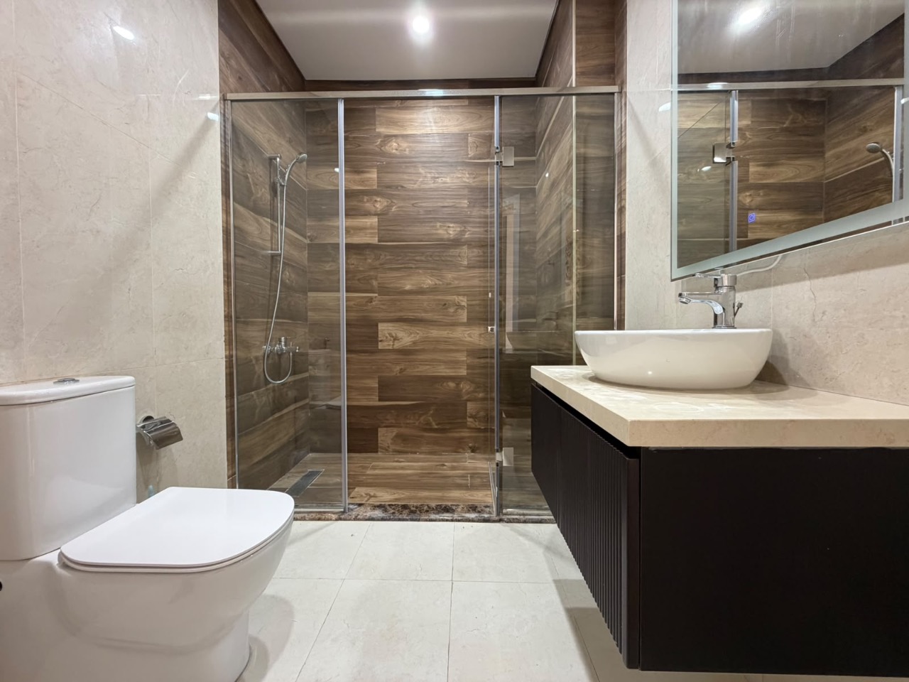 Well-equipped Apartment with Shared Pool and Gym thumbnail 6
