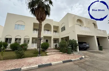 مجمع سكني - 4 غرف نوم - 5 حمامات للايجار في شارع عنيزة - الحي الدبلوماسي - الدوحة