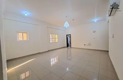 شقة - 2 غرف نوم - 2 حمامات للايجار في بيت الفناء - شارع عبدالله بن مسعود - فريج بن محمود - الدوحة