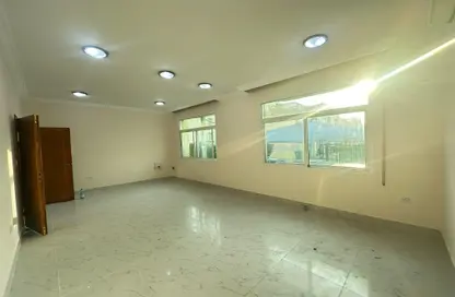 شقة - 2 غرف نوم - 3 حمامات للايجار في سوق الغرافة - الغرافة - الدوحة