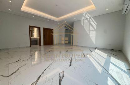 مجمع سكني - 5 غرف نوم - 6 حمامات للايجار في طريق سلوى - العزيزية - الدوحة