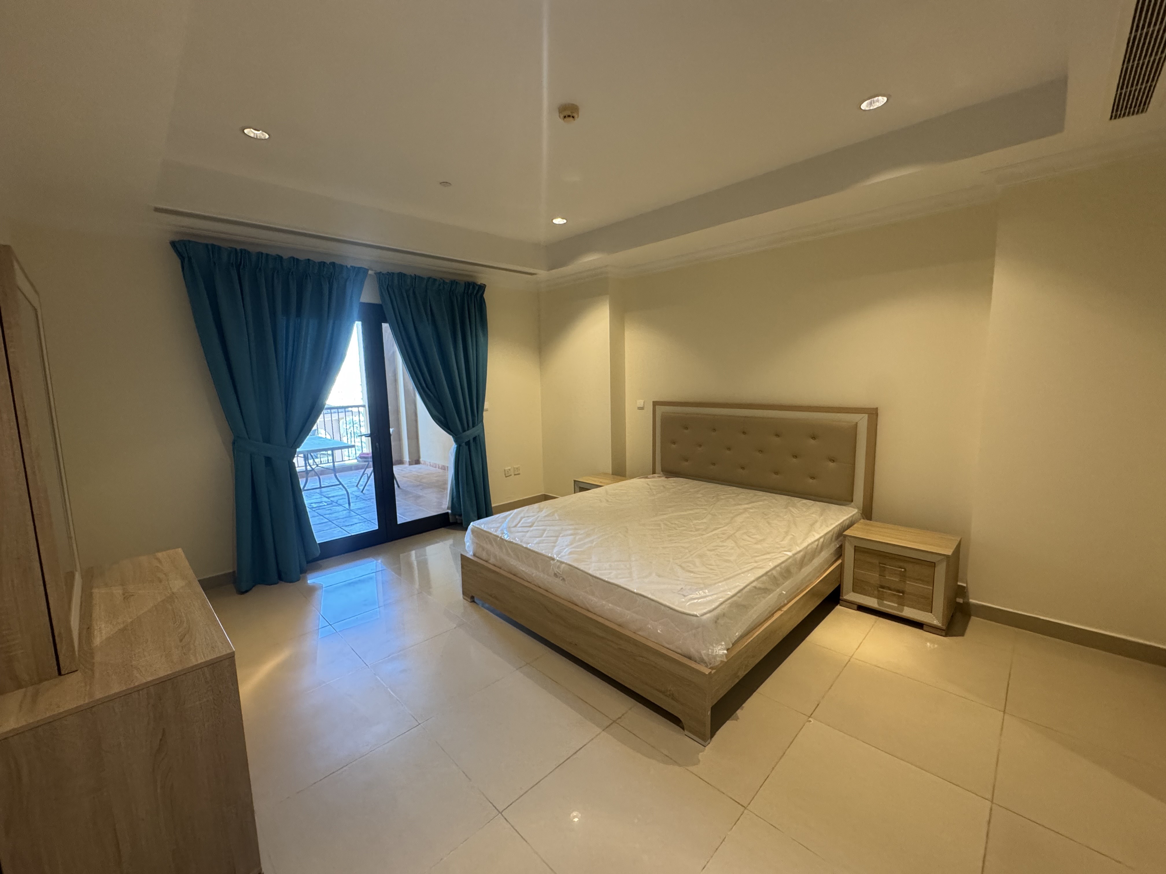 SPACIOUS 1 BEDROOM FULLY FURNISHED WITH SEE VIEWS thumbnail 9