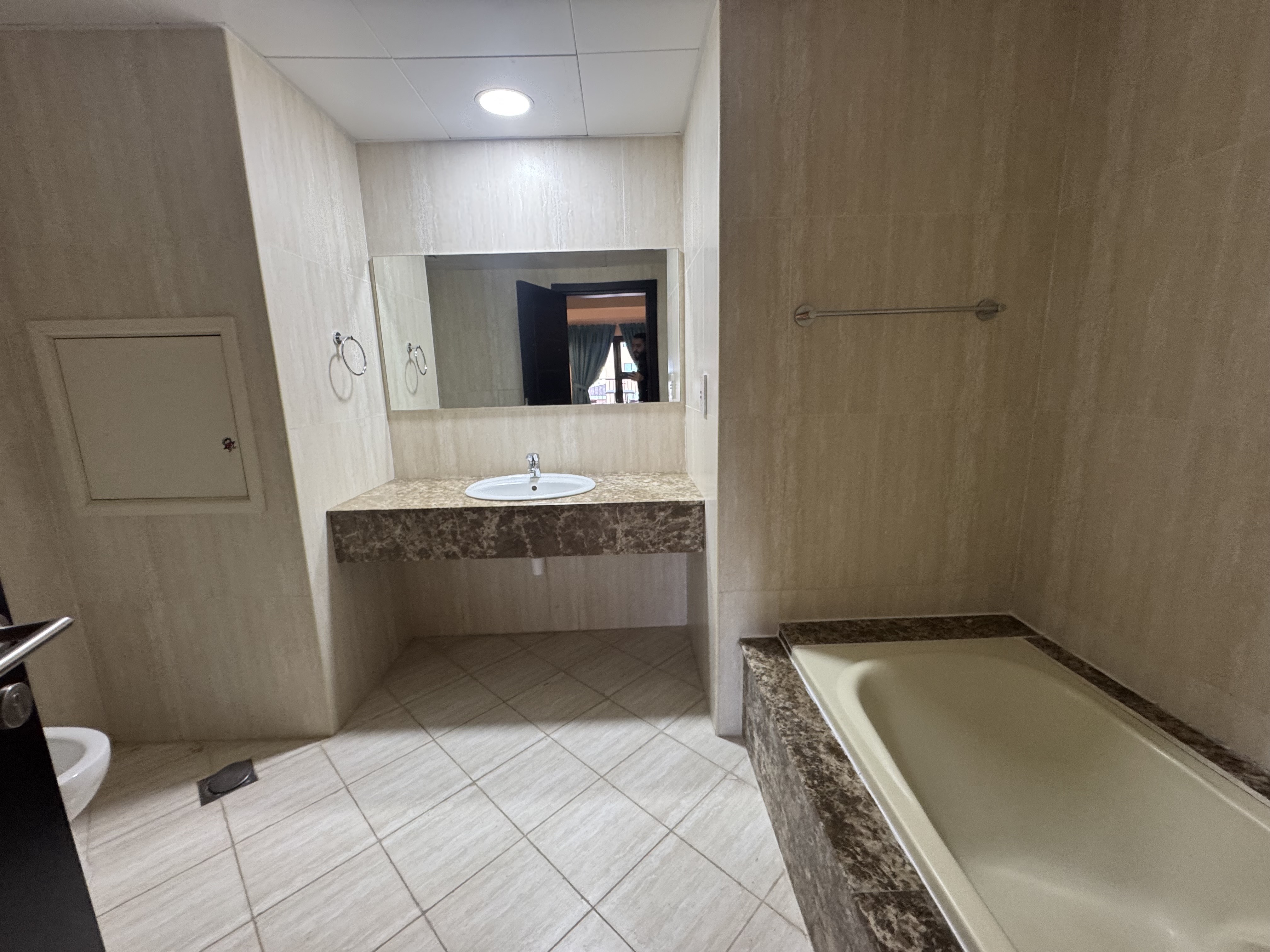 SPACIOUS 1 BEDROOM FULLY FURNISHED WITH SEE VIEWS thumbnail 11