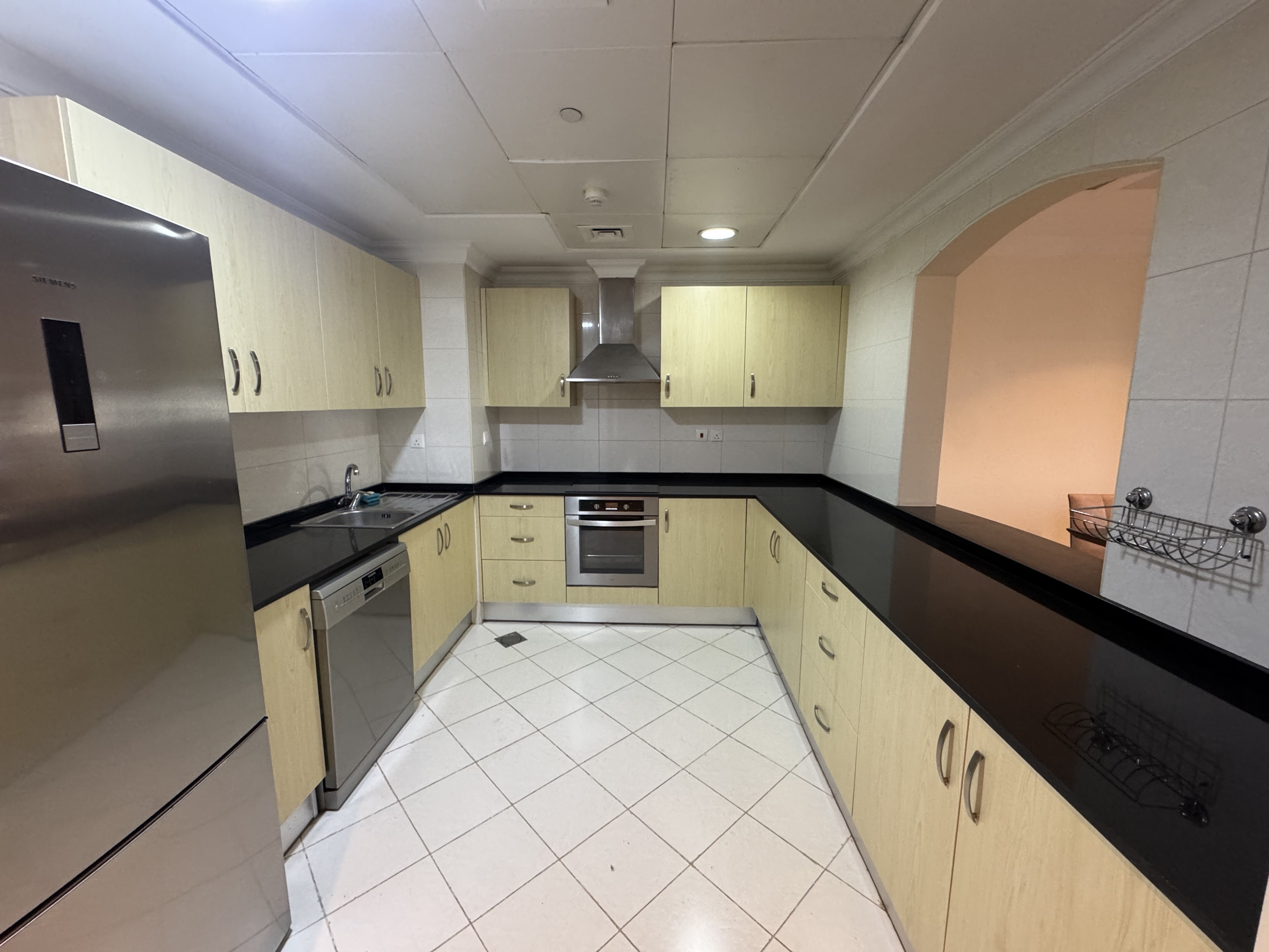 SPACIOUS 1 BEDROOM FULLY FURNISHED WITH SEE VIEWS thumbnail 3