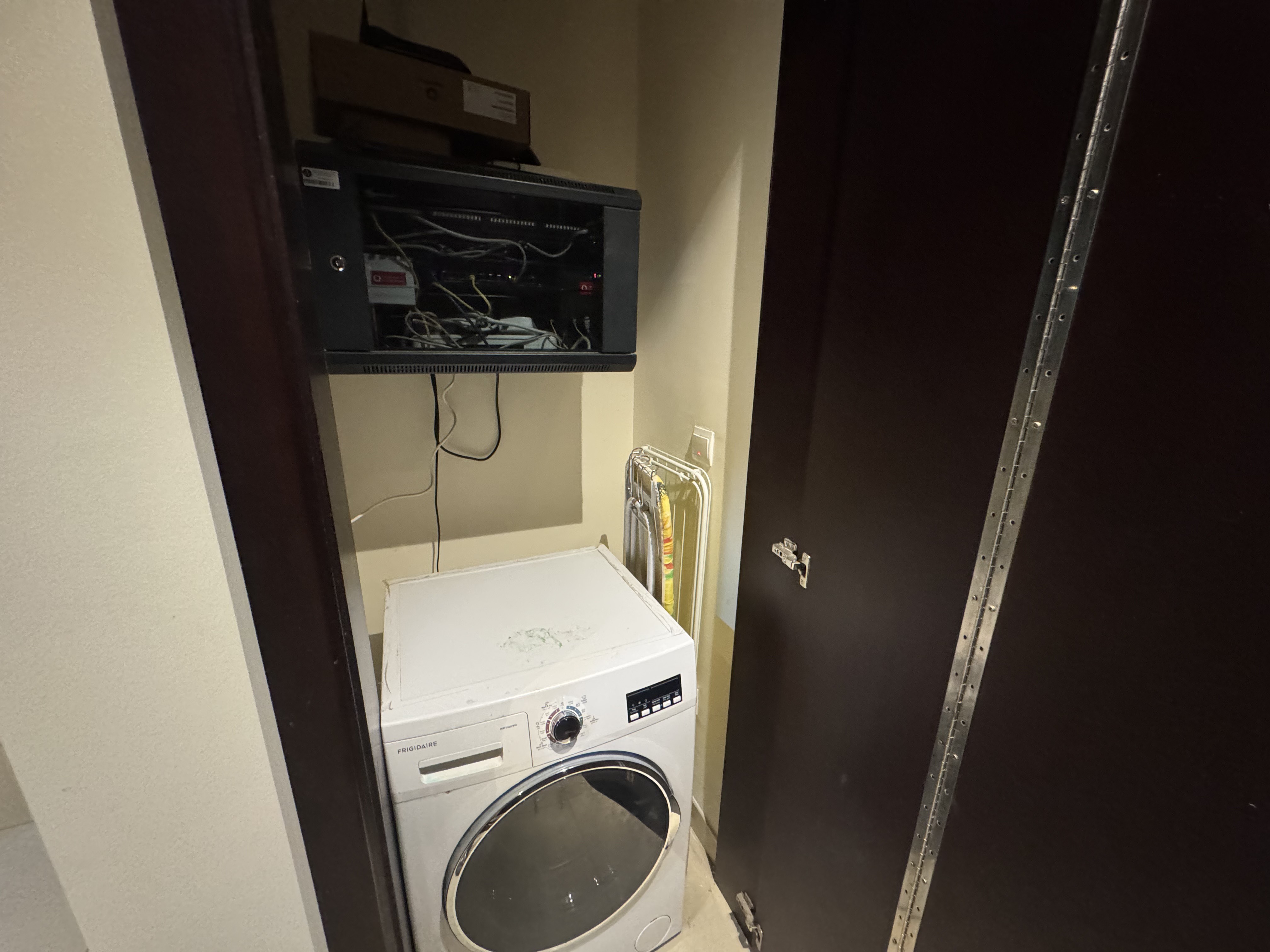 SPACIOUS 1 BEDROOM FULLY FURNISHED WITH SEE VIEWS thumbnail 5