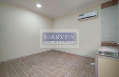 Apartment - Studio - 1 for rent in Al Dafna - Al Dafna - Doha