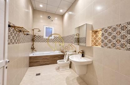 Apartment - 7+ - 7+ for sale in Rawdat Al Hamama - Al Daayen