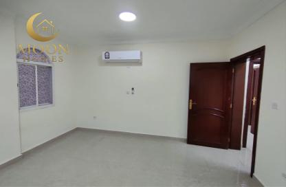 Apartment - 2 Bedrooms - 2 Bathrooms for rent in Al Mansoura - Al Mansoura - Doha
