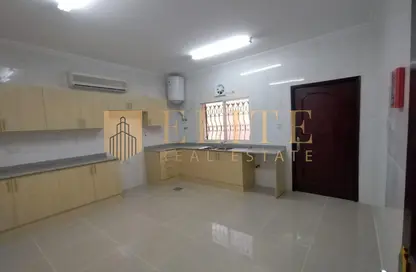 فيلا - 5 غرف نوم - 5 حمامات للايجار في الدحيل - الدحيل - الدوحة