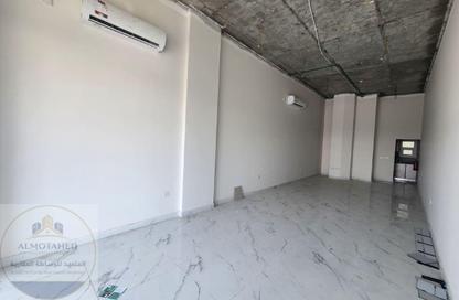 محل تجاري - استوديو - 1 حمام للايجار في فريج كليب - الدوحة