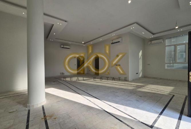 985052 - Property Image 2