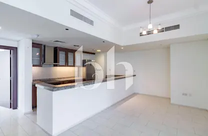 Apartment - 2 Bedrooms - 3 Bathrooms for rent in Viva West - Viva Bahriyah - The Pearl Island - Doha