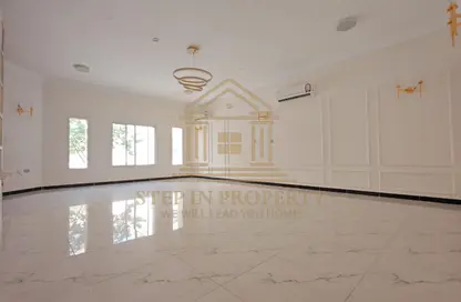 Villa - 5 Bedrooms - 4 Bathrooms for rent in Umm Al Seneem Street - Ain Khaled - Doha