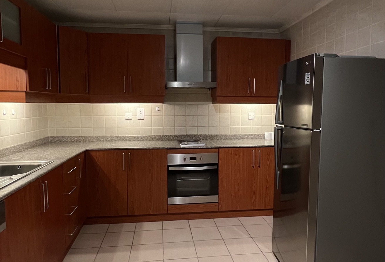 LUXURY 1BHK WITH MARINA VIEWS INCLUDING BILLS thumbnail 4