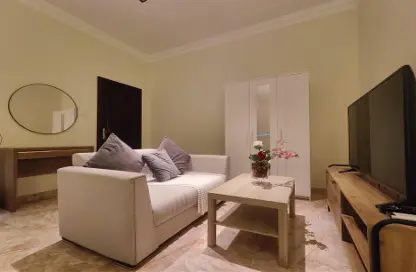Apartment - Studio - 1 Bathroom for rent in Onaiza Street - Diplomatic Area - Doha