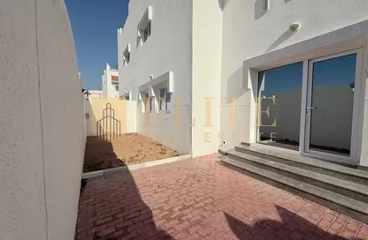 فيلا - 3 غرف نوم - 5 حمامات للايجار في فلل عين خالد - عين خالد - الدوحة