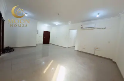 شقة - غرفة نوم - 2 حمامات للايجار في ام غوالينا تجارية - ام غويلينا - أم غويلينا - الدوحة