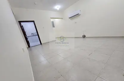 Apartment - 2 Bedrooms - 2 Bathrooms for rent in Asim Bin Omar Street - Al Mansoura - Doha