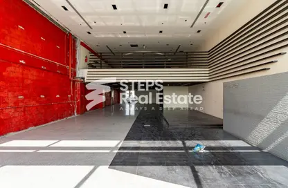 Shop - Studio - 1 Bathroom for rent in Umm Al Seneem Street - Ain Khaled - Doha