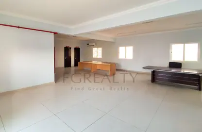 مساحات مكتبية - 2 غرف نوم - 2 حمامات للايجار في شارع الصناعية الشرقي - بركة العوامر - الوكرة