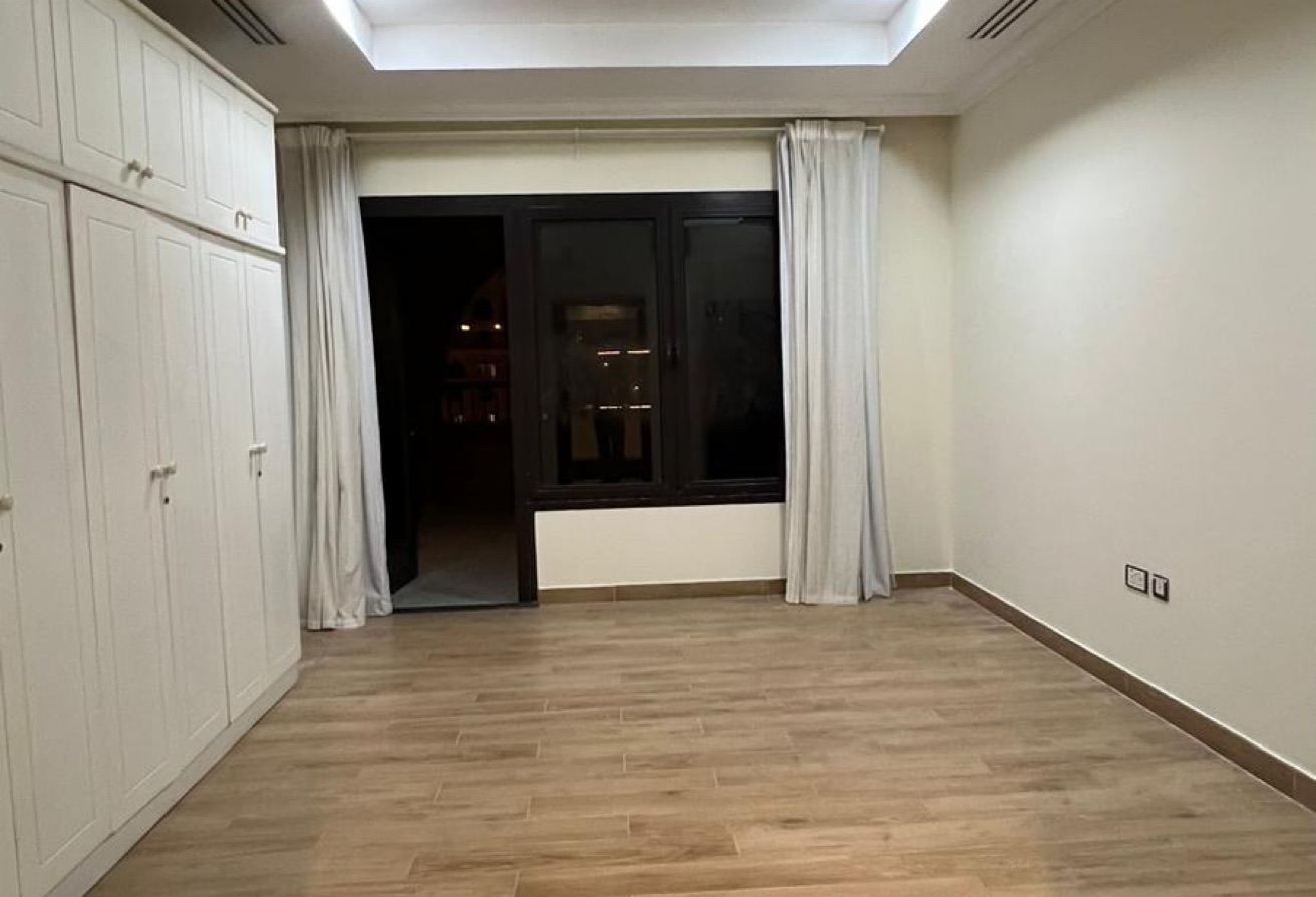 LUXURY RENOVATED 2BHK WITH FULLY MARINA VIEW thumbnail 6