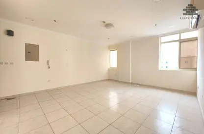 شقة - 2 غرف نوم - 3 حمامات للايجار في شارع النصر - النصر - الدوحة