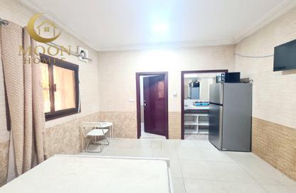 Apartment - Studio - 1 Bathroom for rent in Umm Ghuwailina 4 - Umm Ghuwailina - Doha