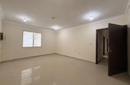 Apartment - 3 Bedrooms - 2 Bathrooms for rent in Umm Ghuwailina 4 - Umm Ghuwailina - Doha